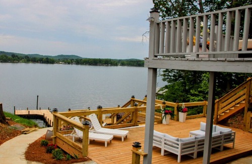 Centre House | Lakefront Getaway | Sleeps 8+ | Private Pier & Hot Tub