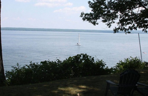 Town of Torrey House | Lakefront Getaway: The Blue Bungalow on Seneca Lake