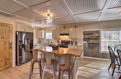 Greers Ferry Cottage | Lakefront Greers Ferry Cabin w/Covered Boat Slip!