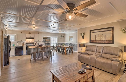 Greers Ferry Cottage | Lakefront Greers Ferry Cabin w/Covered Boat Slip!