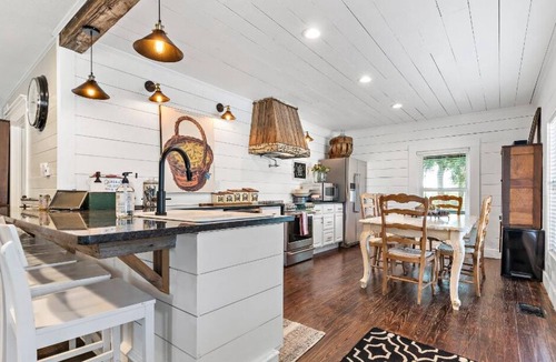 Brandon House | Lakefront Guest Ranch Retreat w/Kayaks/Fishing/Pools/RecCourt/FarmAnimals