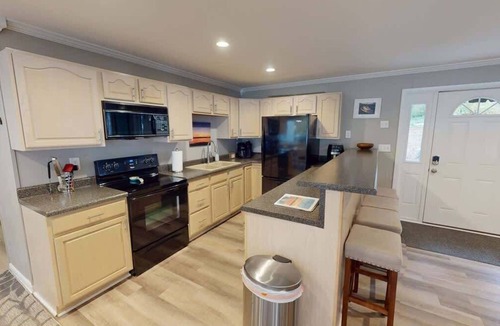 Cadiz House | Lakefront Haven Dock, Fishing, Swim