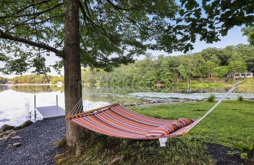 Saylorsburg House | Lakefront Haven Modern Cottage
