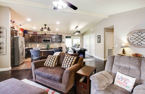 Mid America House | Lakefront Haven Near Oaklawn & Casino Resort!