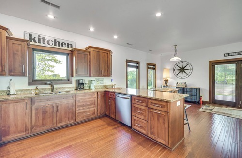 Holcombe House | Lakefront Holcombe Getaway: Hot Tub, 2 Docks!