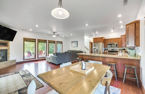 Holcombe House | Lakefront Holcombe Getaway: Hot Tub, 2 Docks!
