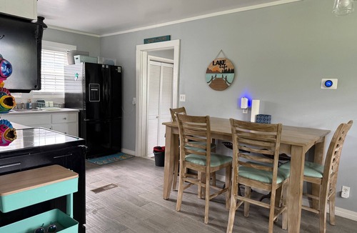 Thomas Drive House | Lakefront Home + Private Beach + Firepit + Kayaks + Pets, New Cabin + Rocky Top Sports World + Big S.