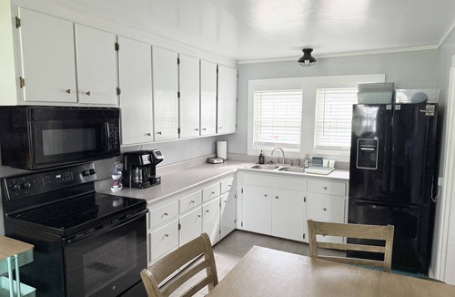Thomas Drive House | Lakefront Home + Private Beach + Firepit + Kayaks + Pets, New Cabin + Rocky Top Sports World + Big S.