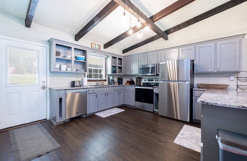 Anderson House | Lakefront Home, 6BR/4BA, Open Water/Dock. Sleeps 18. Boat Rental.