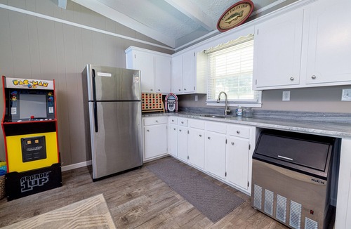 Anderson House | Lakefront Home, 6BR/4BA, Open Water/Dock. Sleeps 18. Boat Rental.