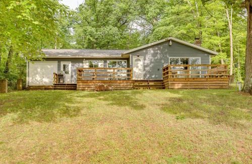 Brohman House | Lakefront Home w/Deck: Central Michigan Escape!