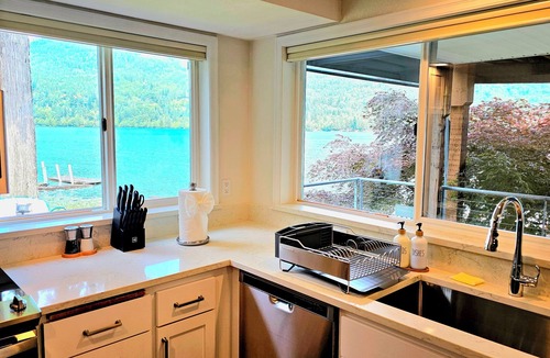 Bellingham House | LAKEFRONT HOME with dock! 10 minutes to town, near Gailbraith mountain biking.