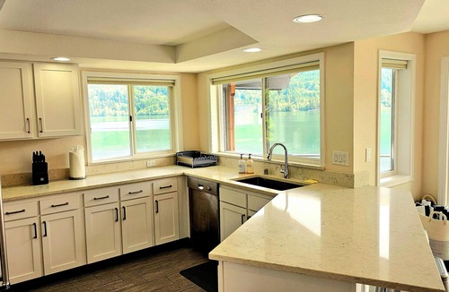 Bellingham House | LAKEFRONT HOME with dock! 10 minutes to town, near Gailbraith mountain biking.