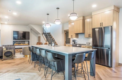 Arlington Cottage | Lakefront home with with Hot Tub & Game Room Sleeps 10