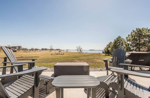 Arlington Cottage | Lakefront home with with Hot Tub & Game Room Sleeps 10