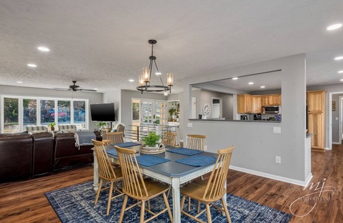 Bull Shoals House | 🌊Lakefront Hot Tub🛶Kayaks🔥Firepit🏖️Nature Lovers🦅Peaceful waterfront deck