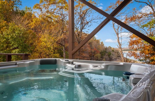 Bull Shoals House | 🌊Lakefront Hot Tub🛶Kayaks🔥Firepit🏖️Nature Lovers🦅Peaceful waterfront deck