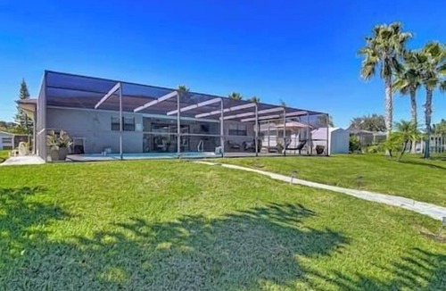 Regency Park House | LAKEFRONT HOUSE W/HEATED POOL