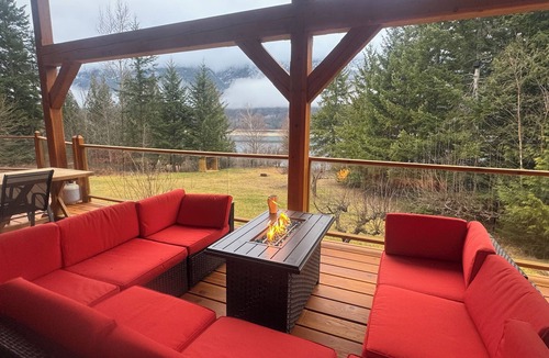 Central Kootenay House | Lakefront House with Beach by Nakusp and Burton on Arrow Lake