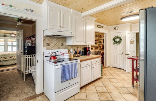 Jonesville Cabin | Lakefront Jonesville Cabin w/Dock + Fire Pit!