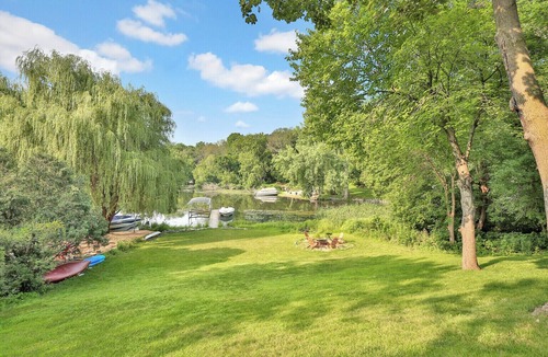 Webster House | Lakefront: Kayaks/paddleboard/canoe included on Crystal Lake