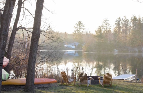 Ashford Cabin | Lakefront - King - PetsOK - W&D - Fire Pit - Kayak