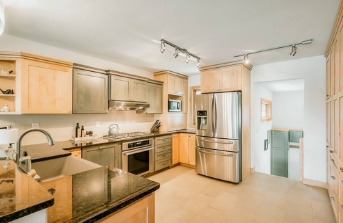 Plymouth Cottage | Lakefront Koselig Cottage - Modern 3BR Retreat w/Nespresso Coffee Bar & Arcade