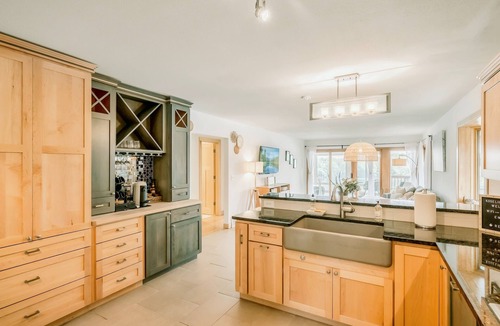 Plymouth Cottage | Lakefront Koselig Cottage - Modern 3BR Retreat w/Nespresso Coffee Bar & Arcade