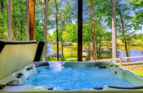 Livingston House | Lakefront Lake Anna, Dock, Hot Tub, Game Room