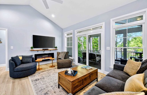 Livingston House | Lakefront Lake Anna, Dock, Hot Tub, Game Room
