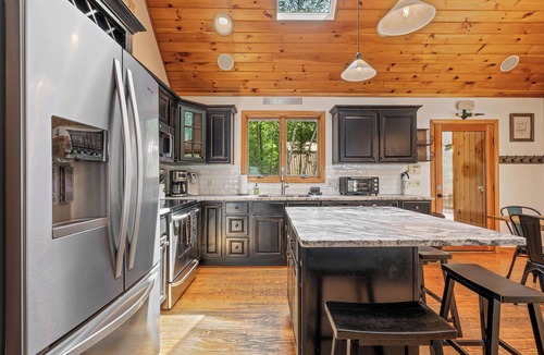Naples House | Lakefront, Large Dock, Deck & Fire Pit, Close to Golf & Skiing, Sleeps 12