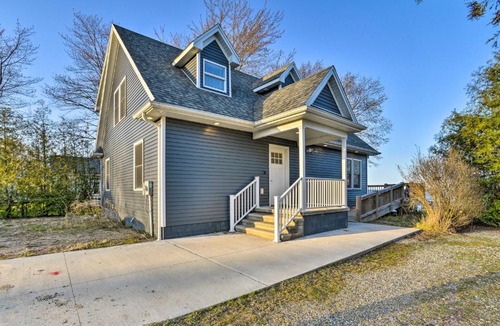 Lexington House | Lakefront Lexington Escape: Steps to Beach!