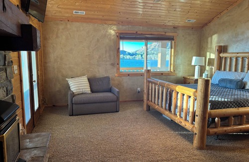 Sterling Cabin | Lakefront lodge inside Palisade State Park! Steps to the water!