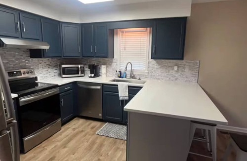 Gypsum Apartment | Lakefront Lodge + Sleeps 12 + Bay Views + Hot Tub