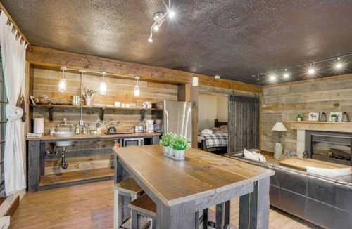 Cantley Apartment | Lakefront Loft 3,Retreat | Fireplace, Hot Tub & Paddleboards | Sleeps 4