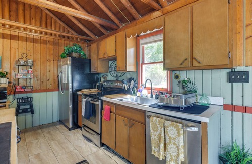 Chesapeake Ranch Estates-Drum Point Cottage | Lakefront Log Cabin Retreat w/Hot tub + Kayaks!