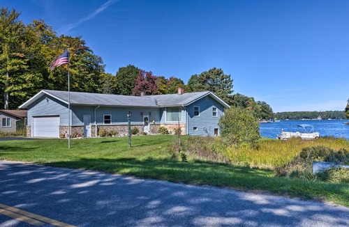 Ludington House | Lakefront Ludington Retreat w/Kayaks & Fire Pit!