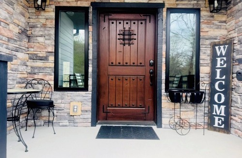 Ten Mile House | LAKEFRONT Master Suite, Master Bunk Rm. Spa, Game-Rm, Bar, Pool Table, Boat Dock