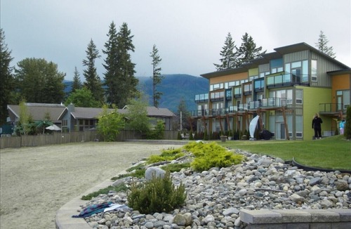 Scotch Creek House | Lakefront Modern & Luxurious 2 Bedroom & Loft
