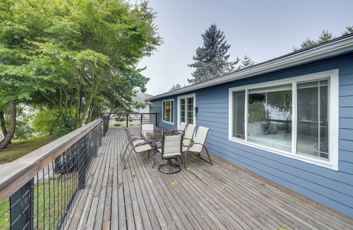 Clear Lake Cottage | Lakefront Mount Vernon Home w/Private Dock!