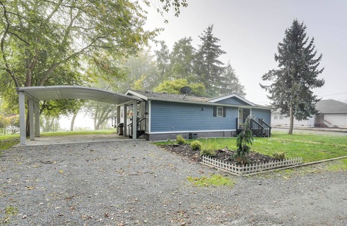 Clear Lake Cottage | Lakefront Mount Vernon Home w/Private Dock!