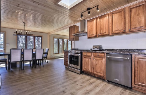 Eagle River House | Lakefront~Newly Remodeled~Firewood~WIFI