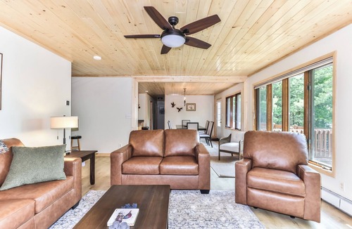Eagle River House | Lakefront~Newly Remodeled~Firewood~WIFI