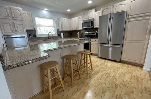 Le Center House | Lakefront Oasis; 6bdrm, Game Room, Sun Room- lake days and family memories!