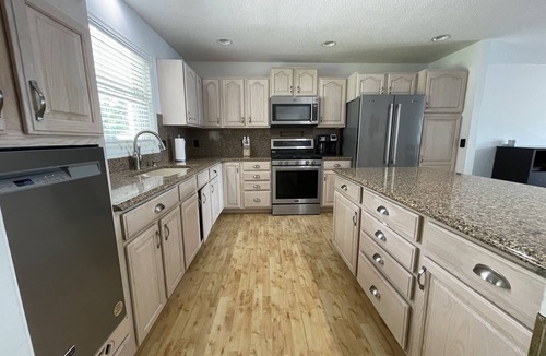 Le Center House | Lakefront Oasis; 6bdrm, Game Room, Sun Room- lake days and family memories!