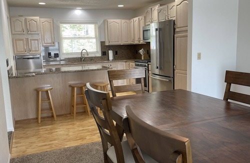 Le Center House | Lakefront Oasis; 6bdrm, Game Room, Sun Room- lake days and family memories!