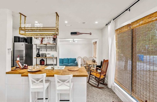 West Park House | Lakefront Oasis | BBQ, Pool, Kayaks & Sleeps 10