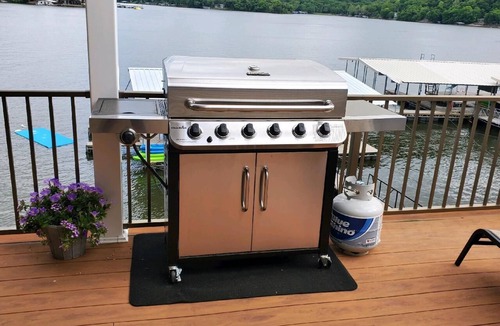 Roach House | LAKEFRONT PADDLEBOARD KAYAK WATERMAT SWIMMING FIREPIT GRILLING SUNDECK FISHING