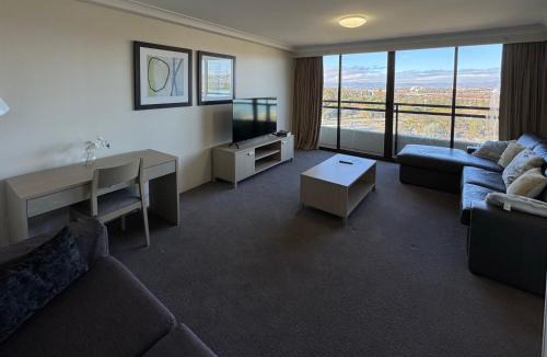 City West Apartment | Lakefront Panorama – Sky Collection Suite