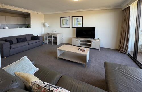 City West Apartment | Lakefront Panorama – Sky Collection Suite